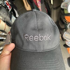 Reebok hat in black 
Adjustable size
